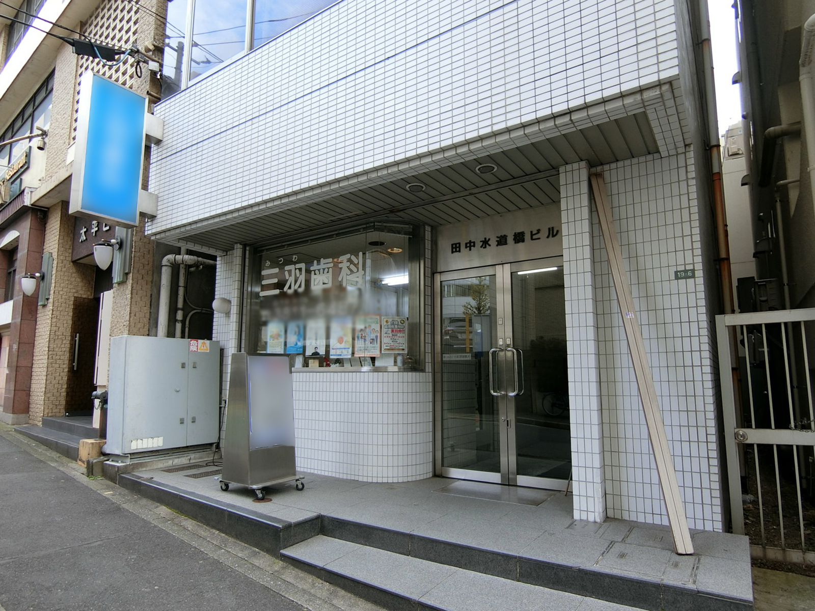 オフィスビル出入口