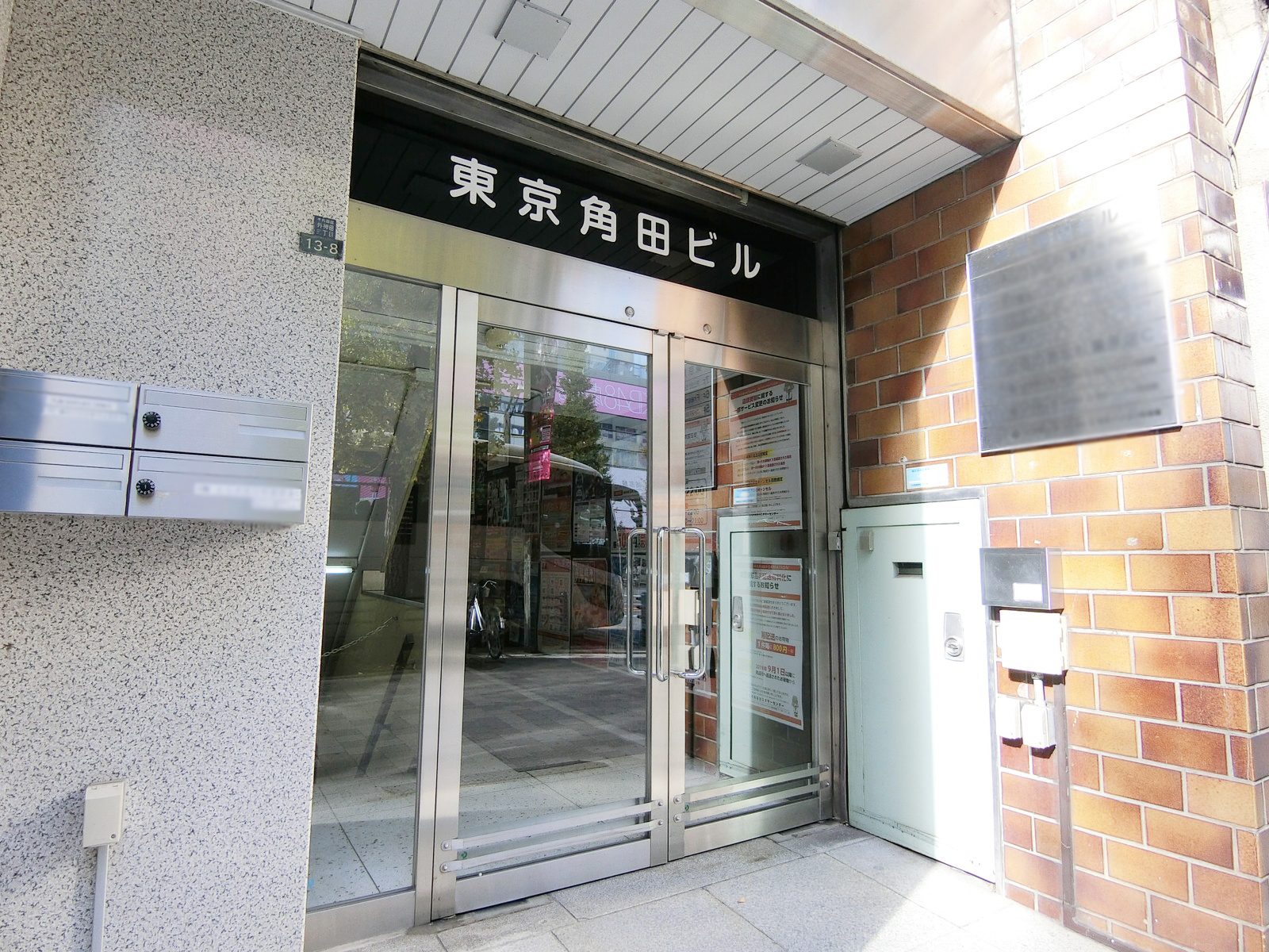 オフィスビル出入口