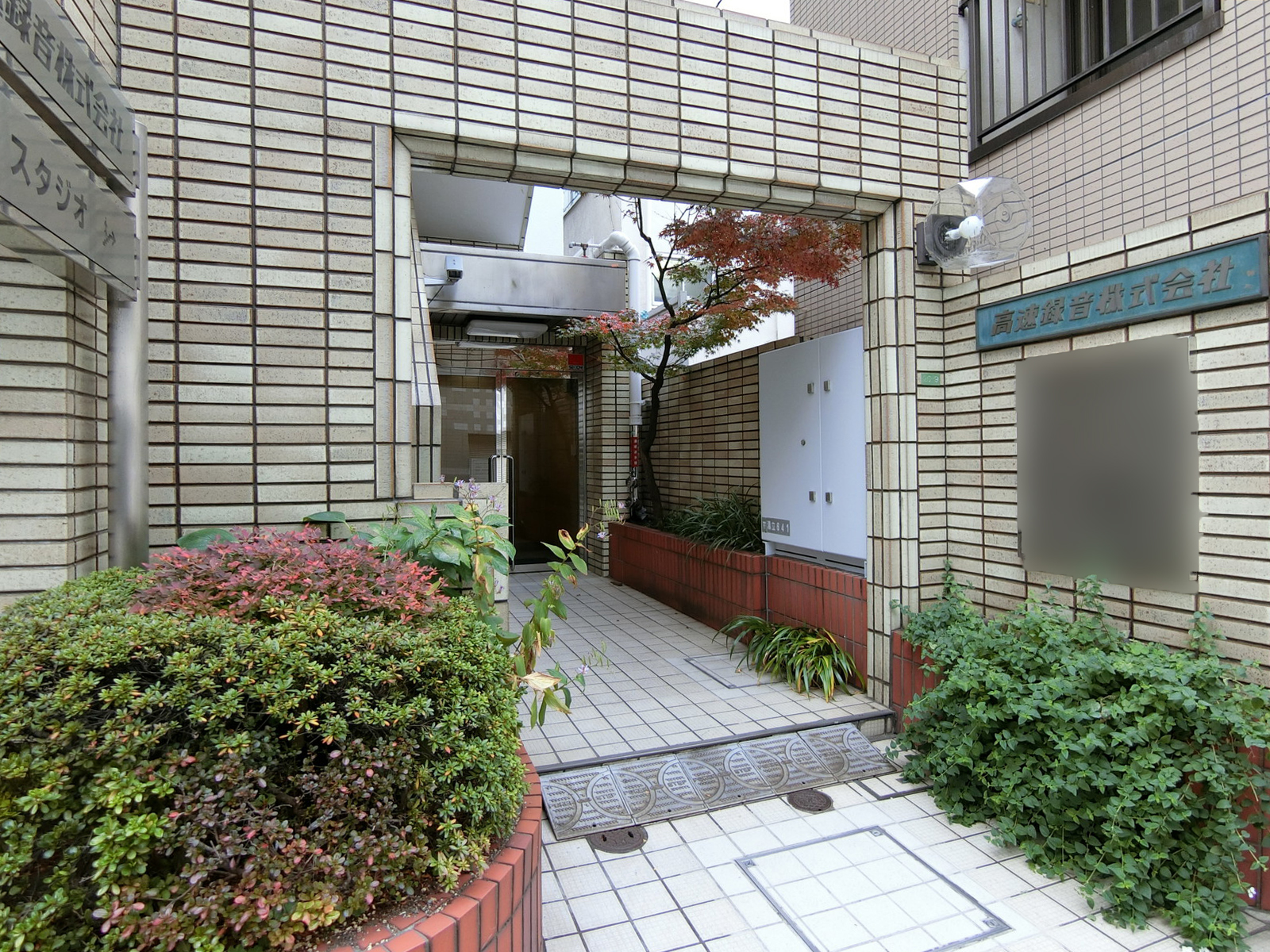 オフィスビル出入口