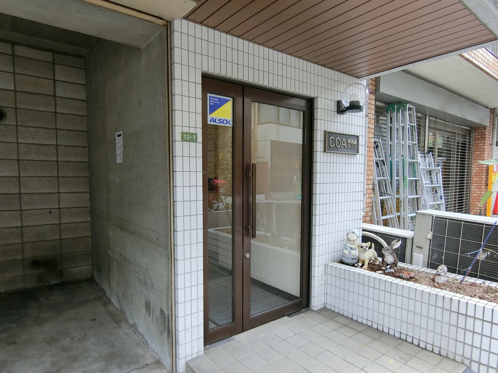 オフィスビル出入口