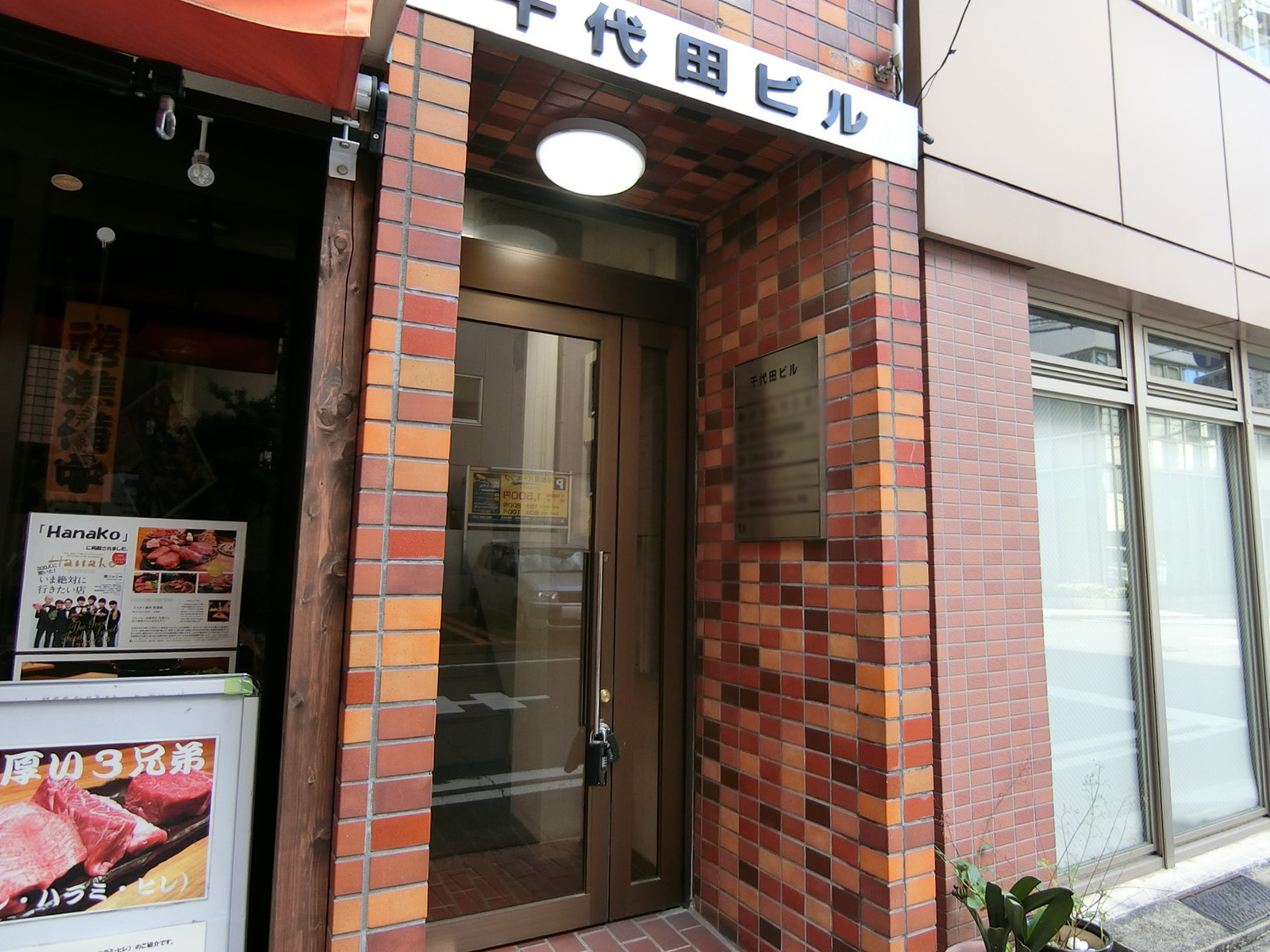 オフィスビル出入口