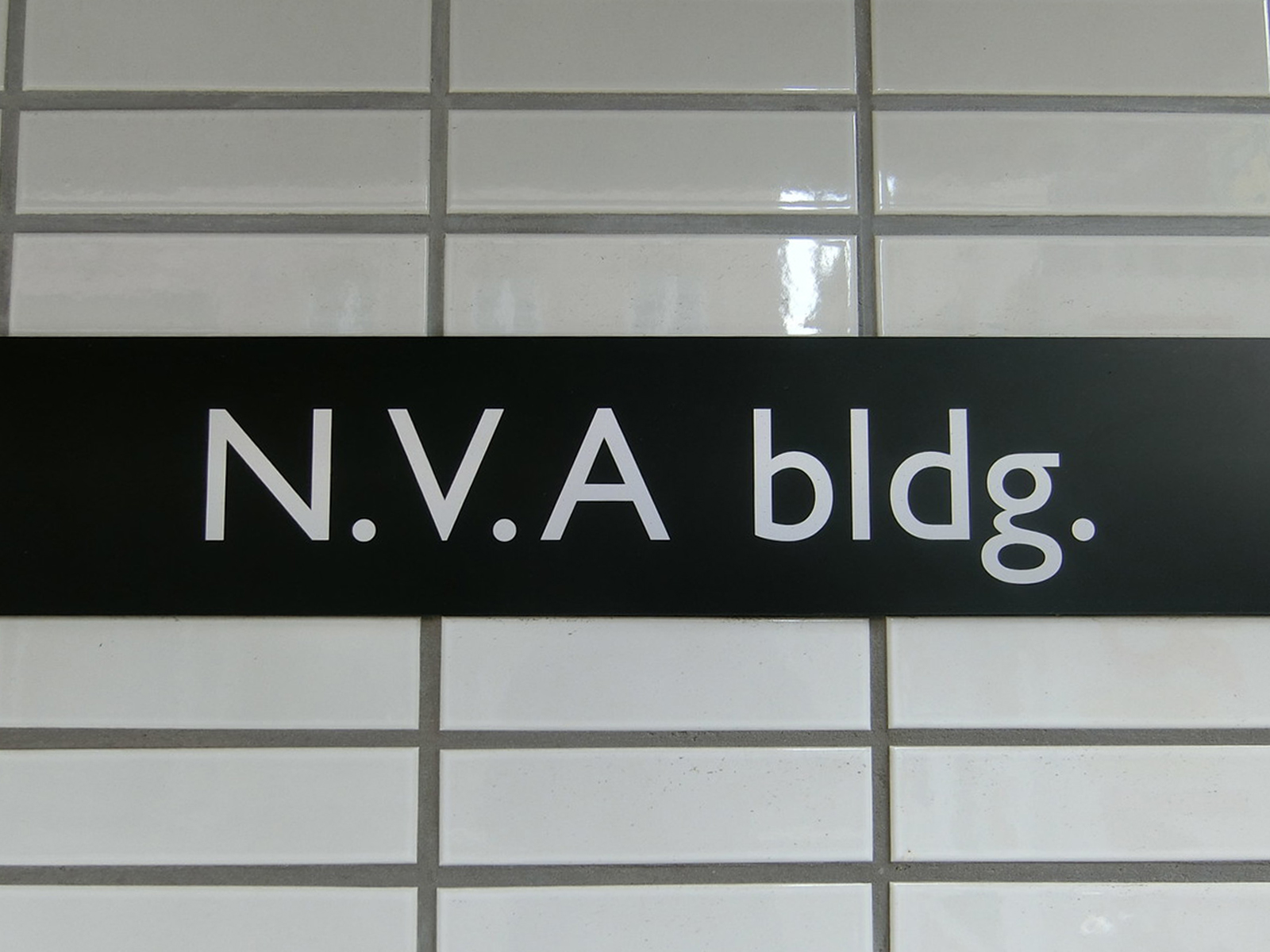 ネームプレート：NVA BLDG