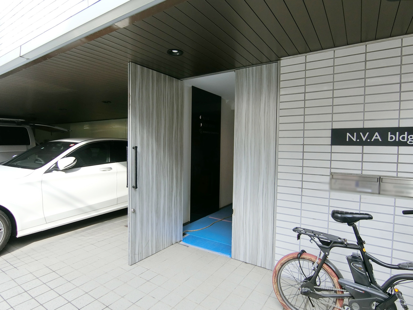 オフィスビル出入り口