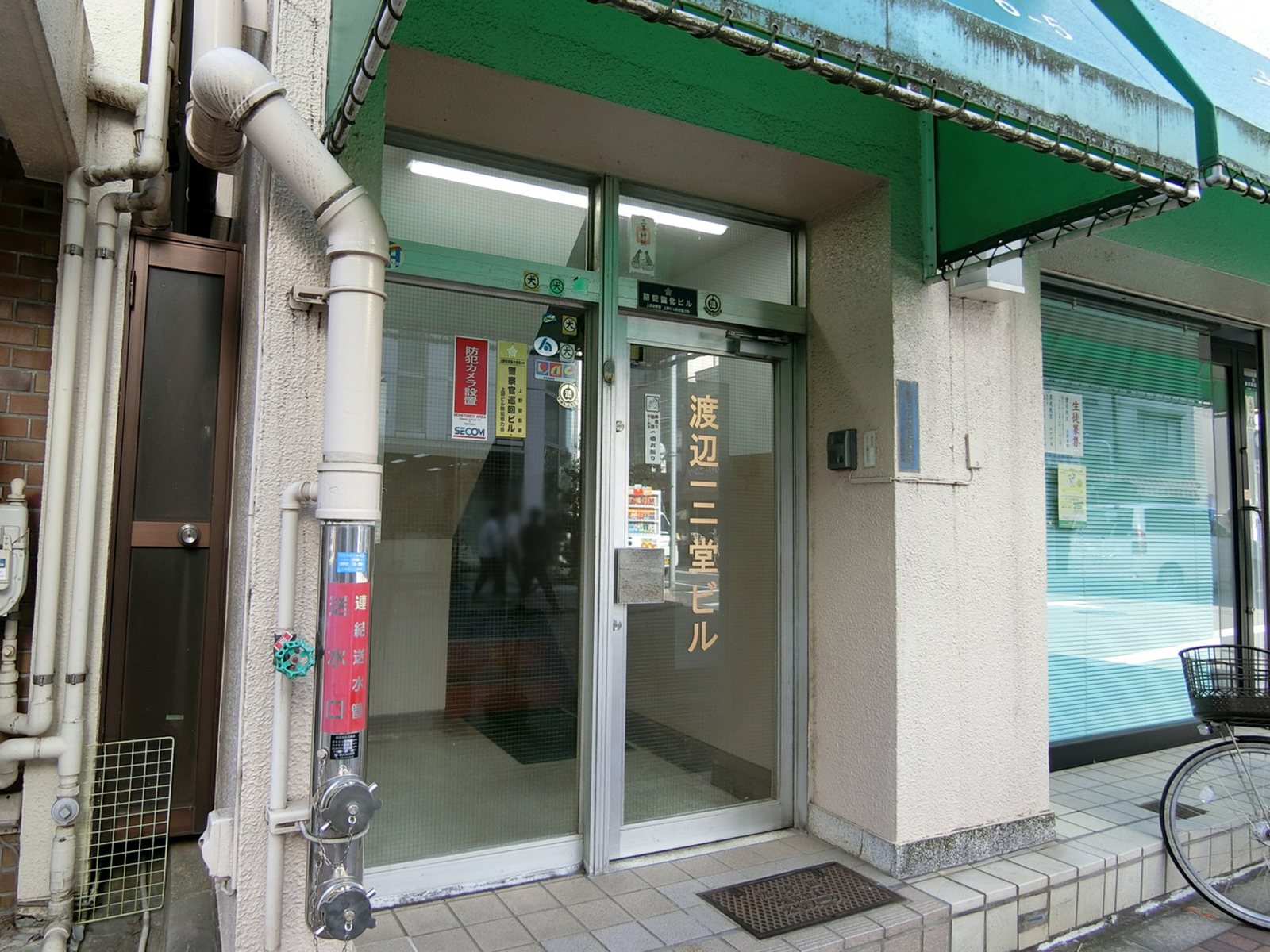 オフィスビル出入口