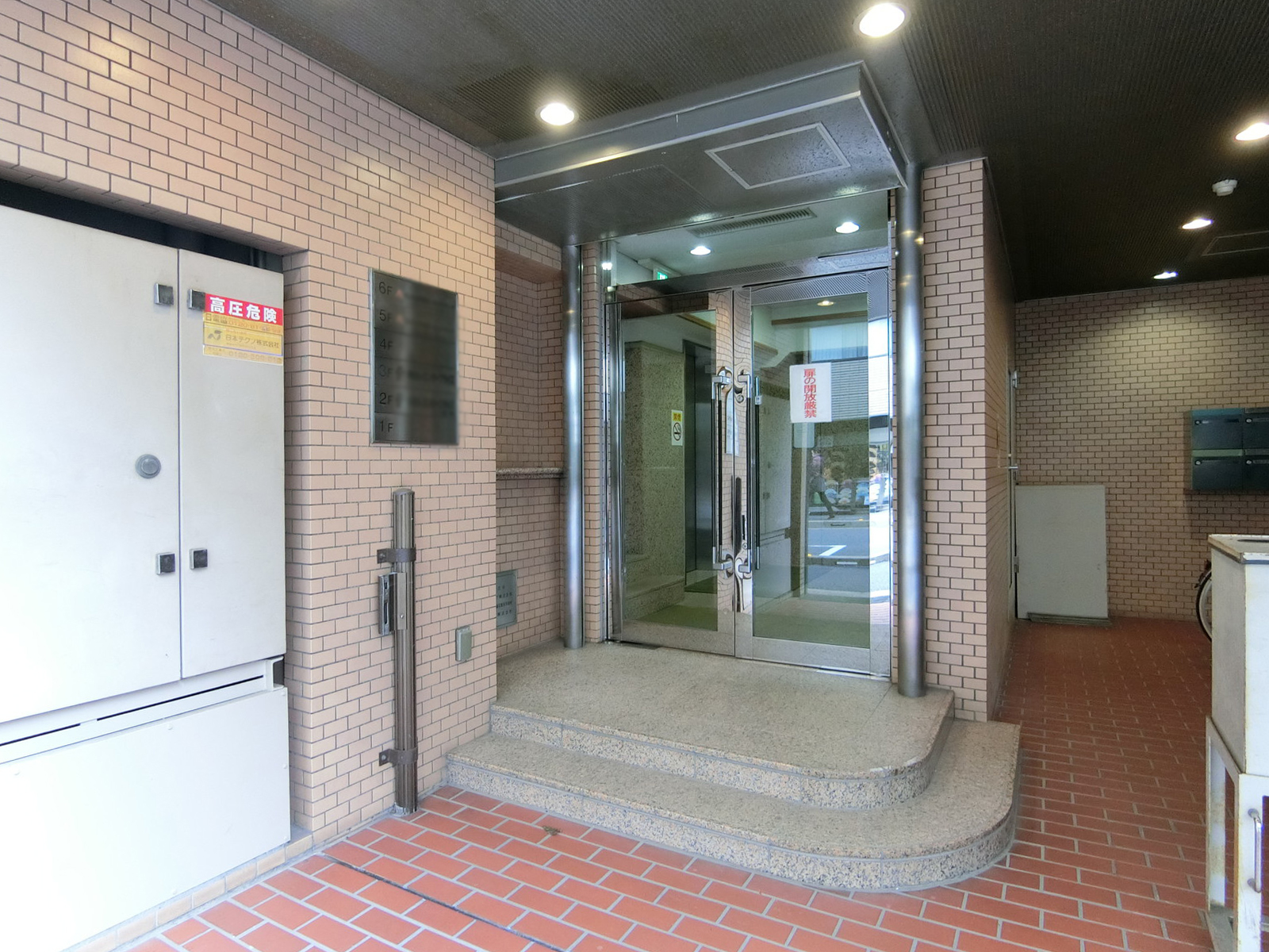オフィスビル出入口