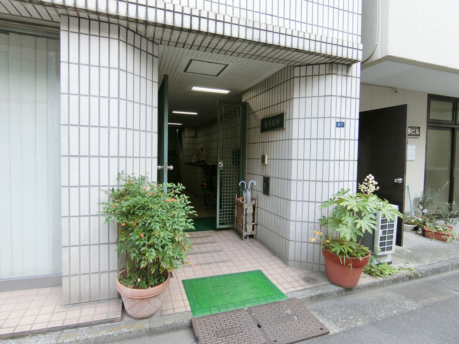 オフィスビル出入口