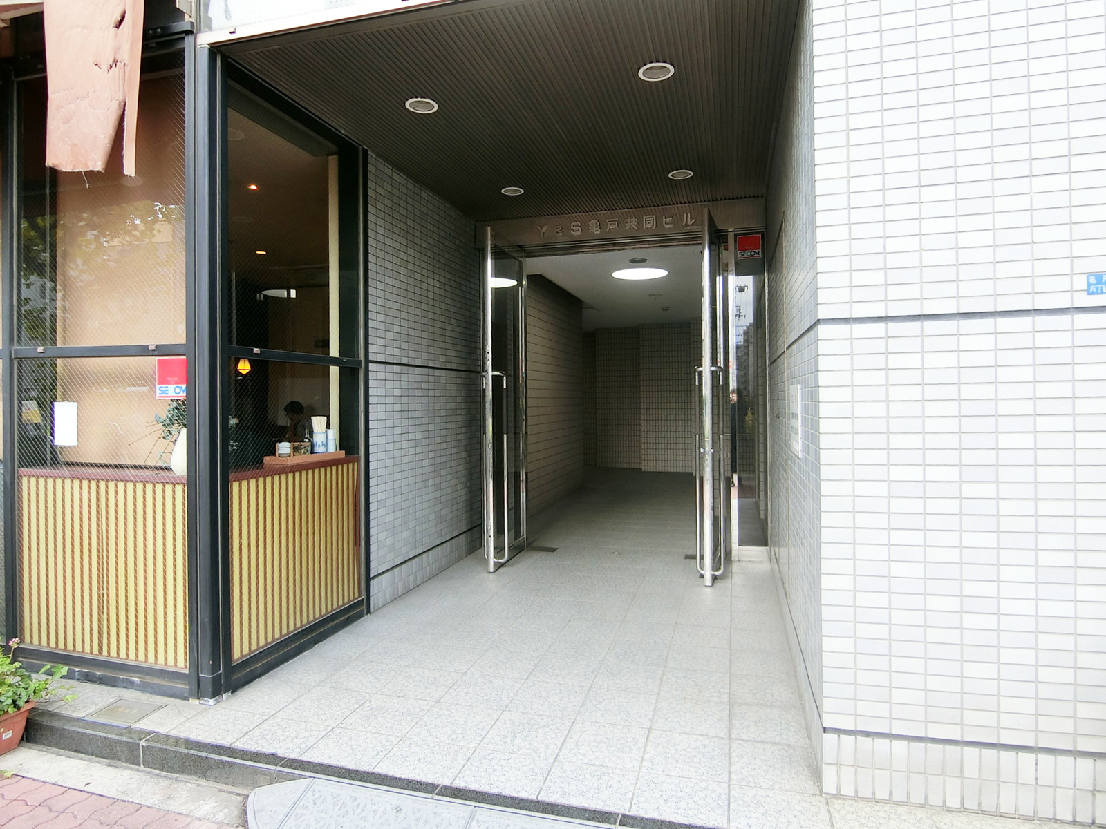 オフィスビル出入口