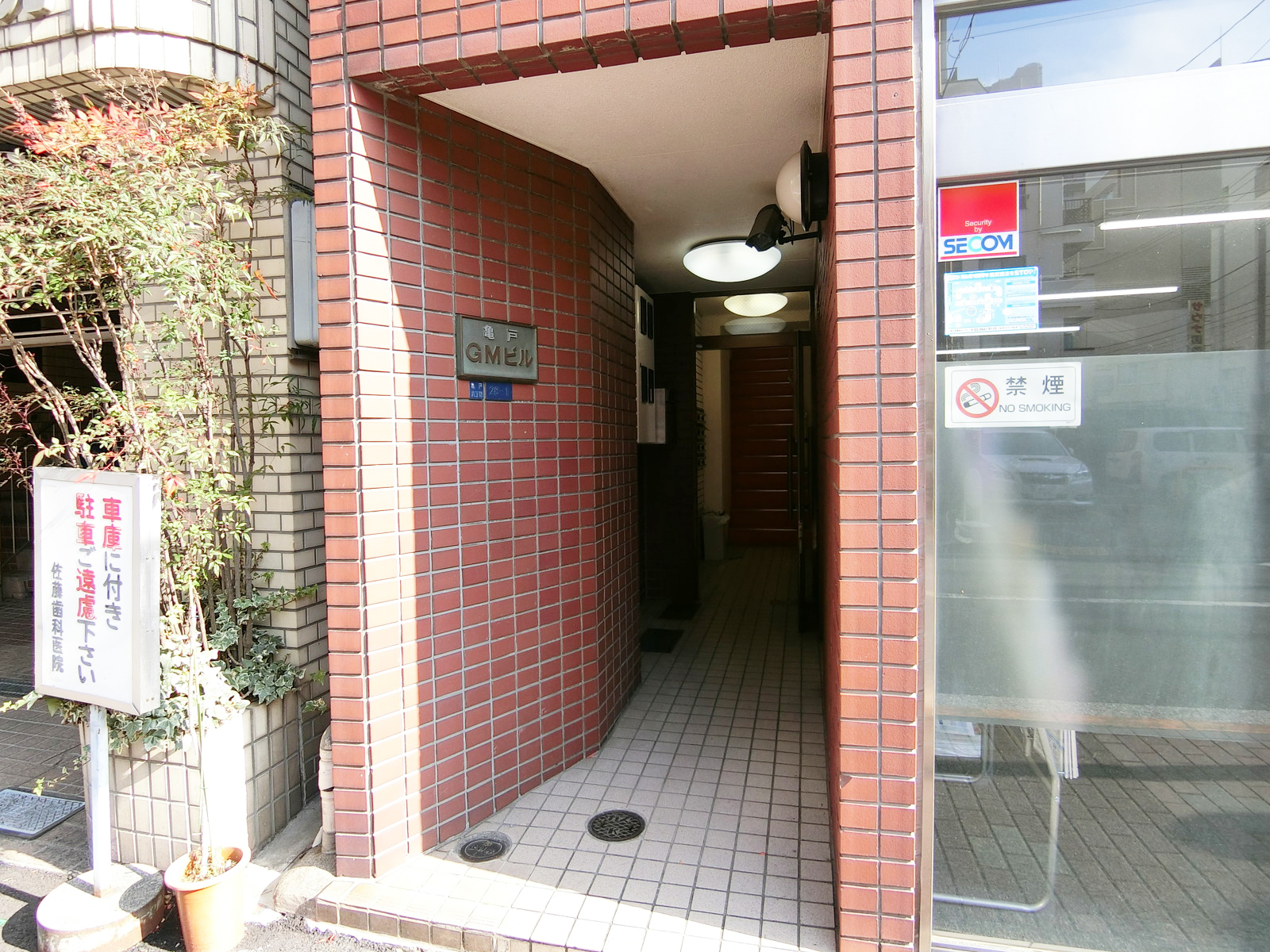 オフィスビル出入口