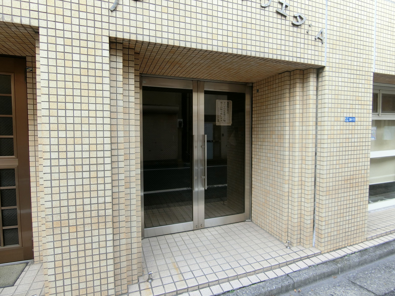 オフィスビル出入口