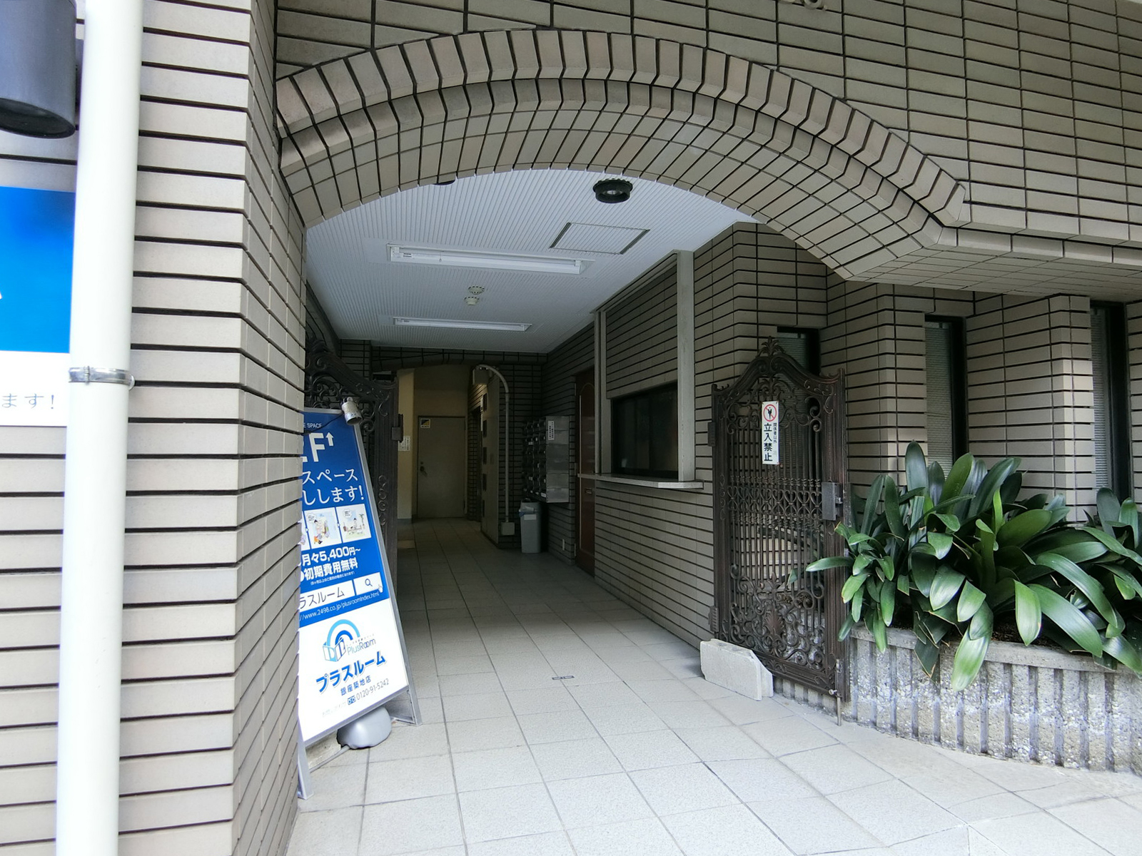 オフィスビル出入り口