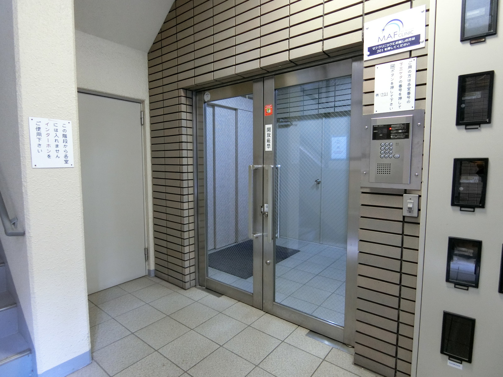 エレベーターへの出入口