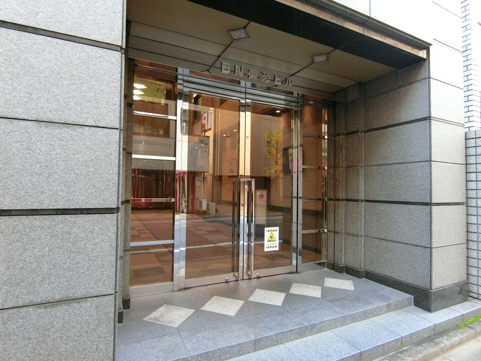 オフィスビル出入口