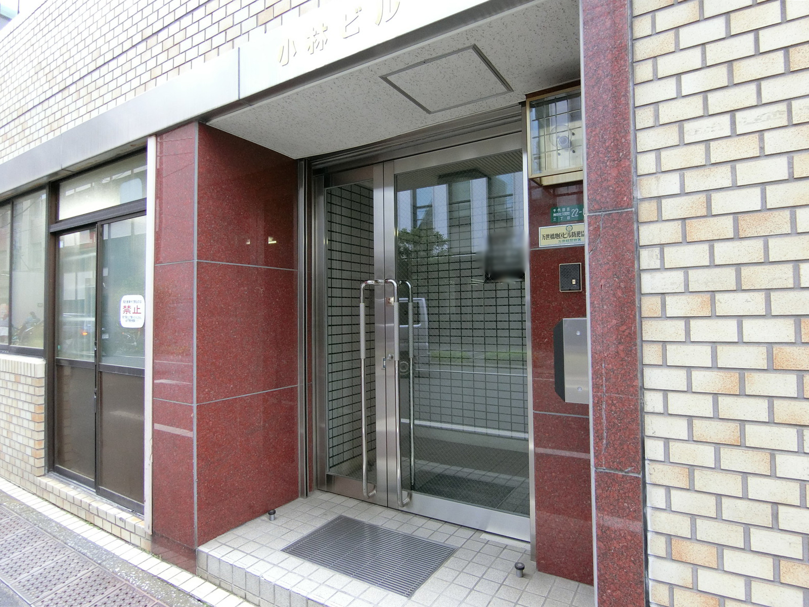 オフィスビル出入口