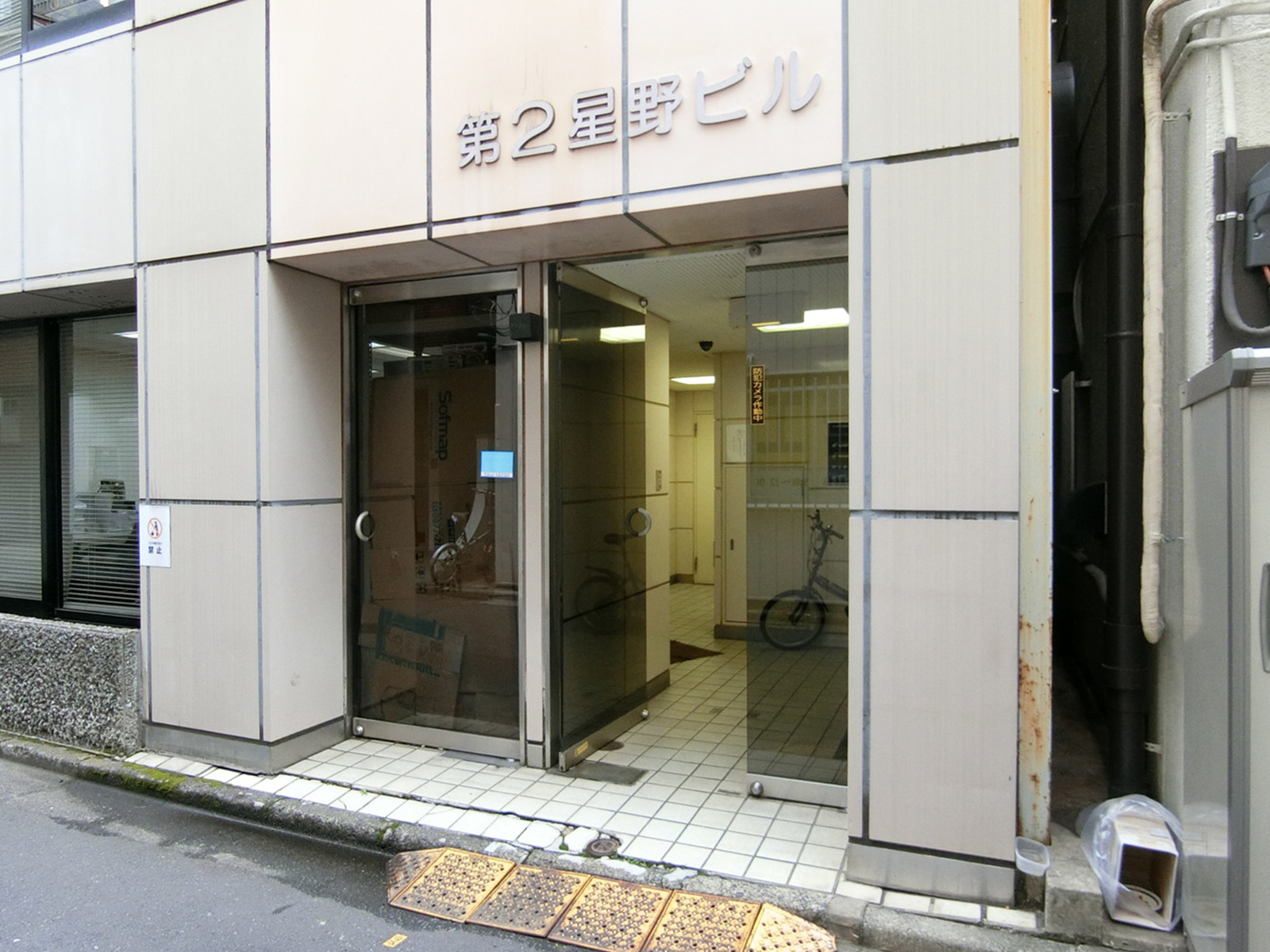 オフィスビル出入口