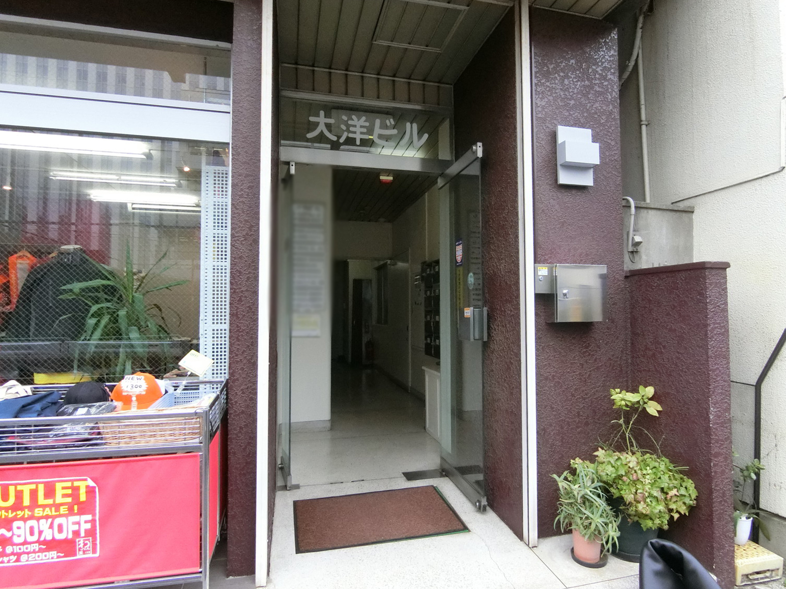 オフィスビル出入口