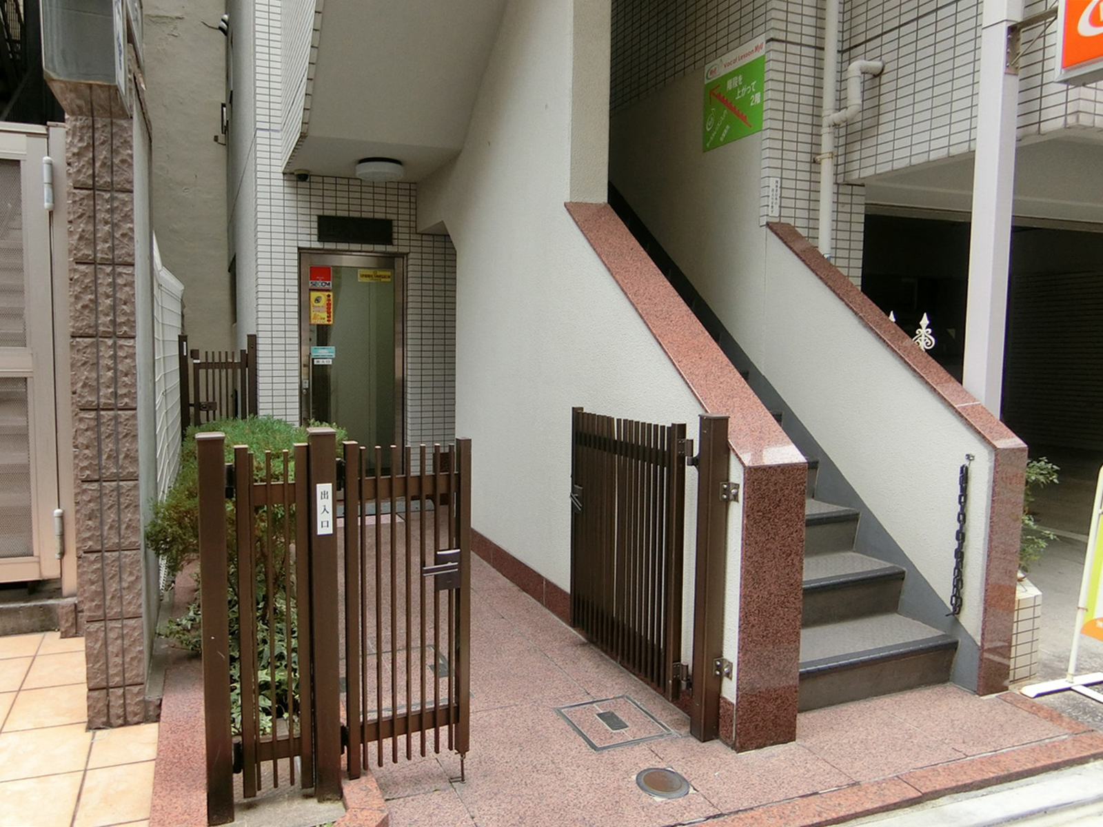 オフィスビル出入口