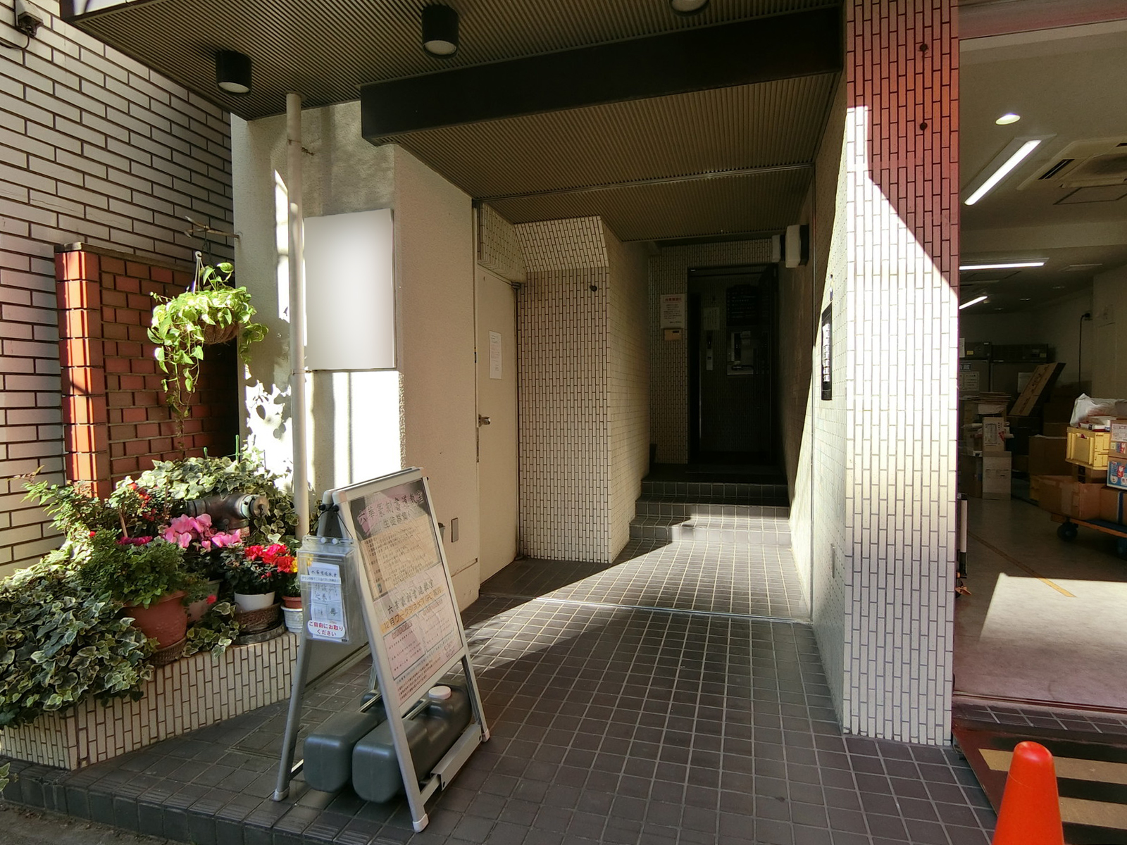 オフィスビル出入口
