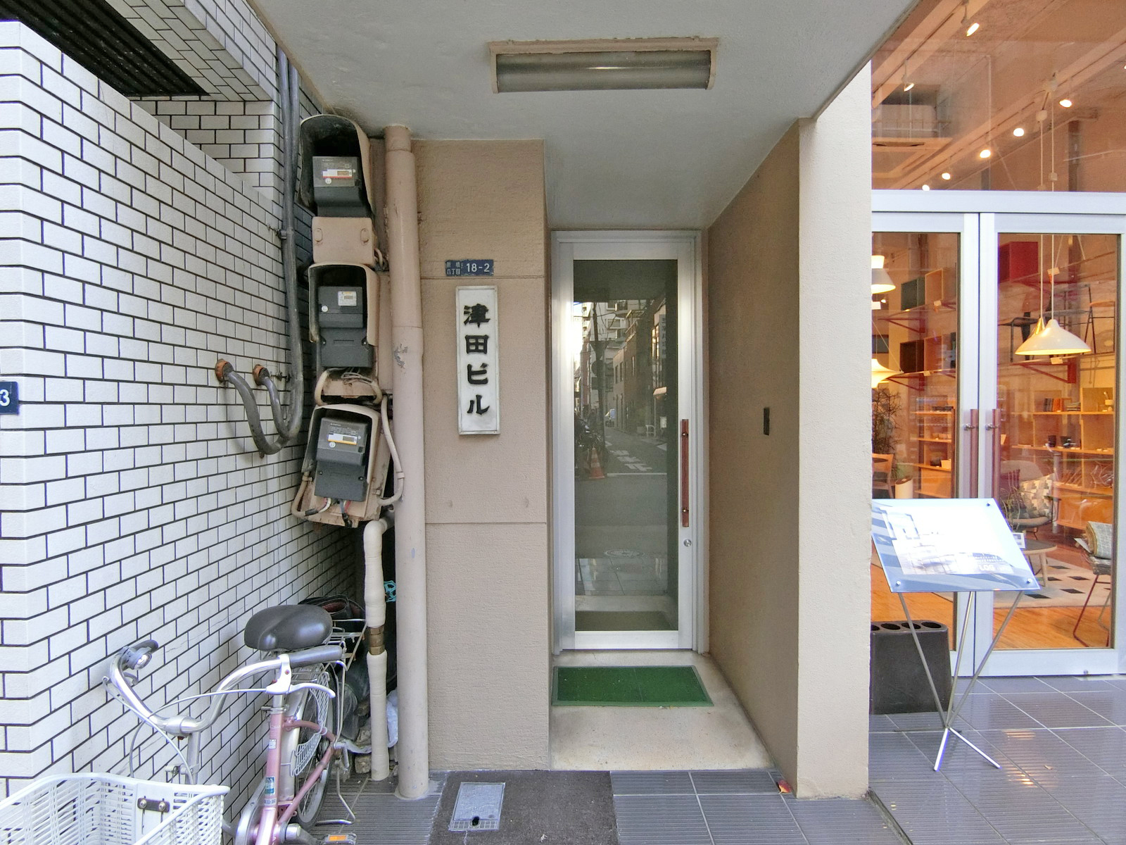 オフィス出入口