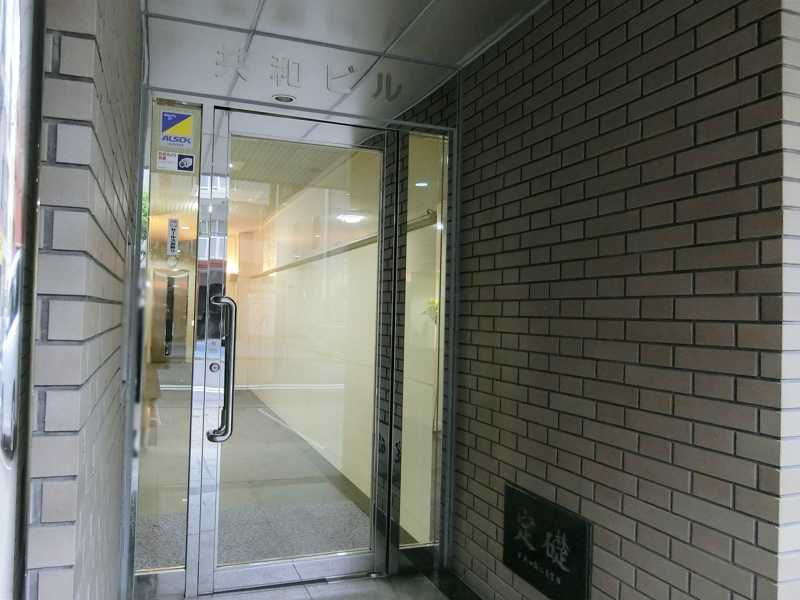 オフィスビル出入口
