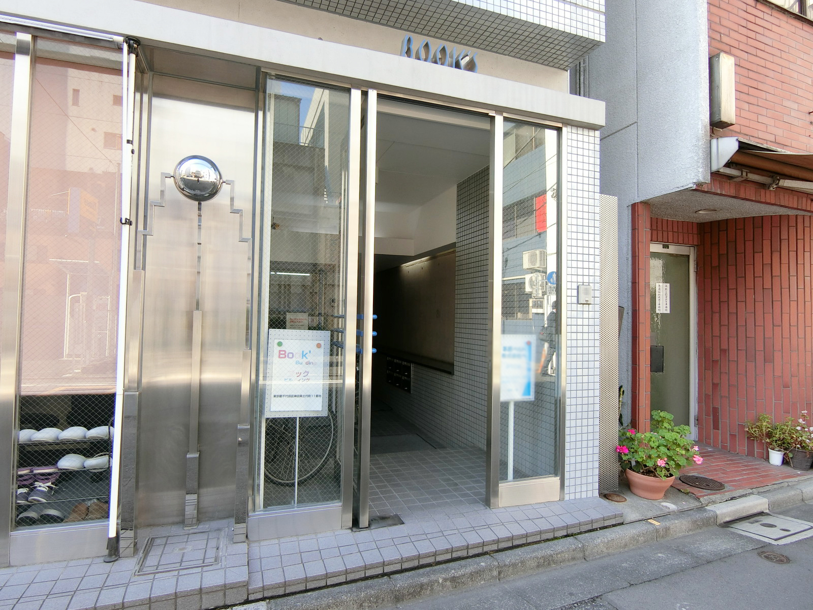 オフィスビル出入口