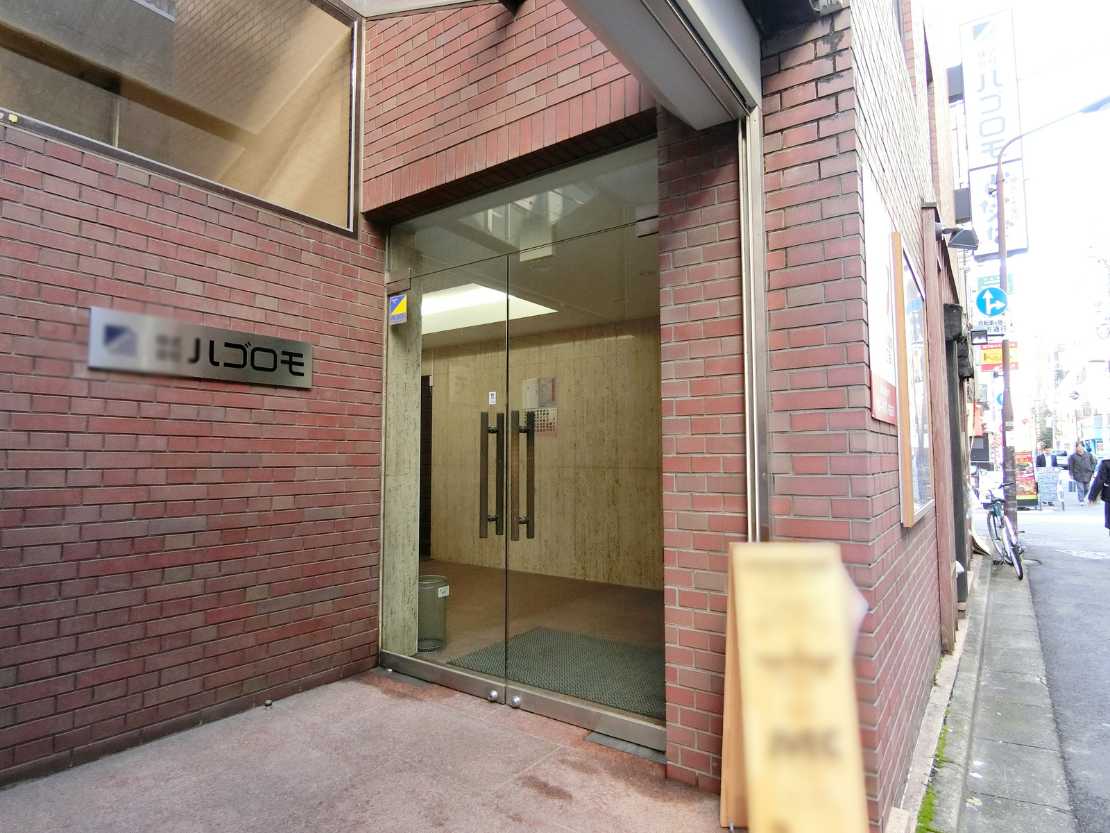 オフィスビル出入口