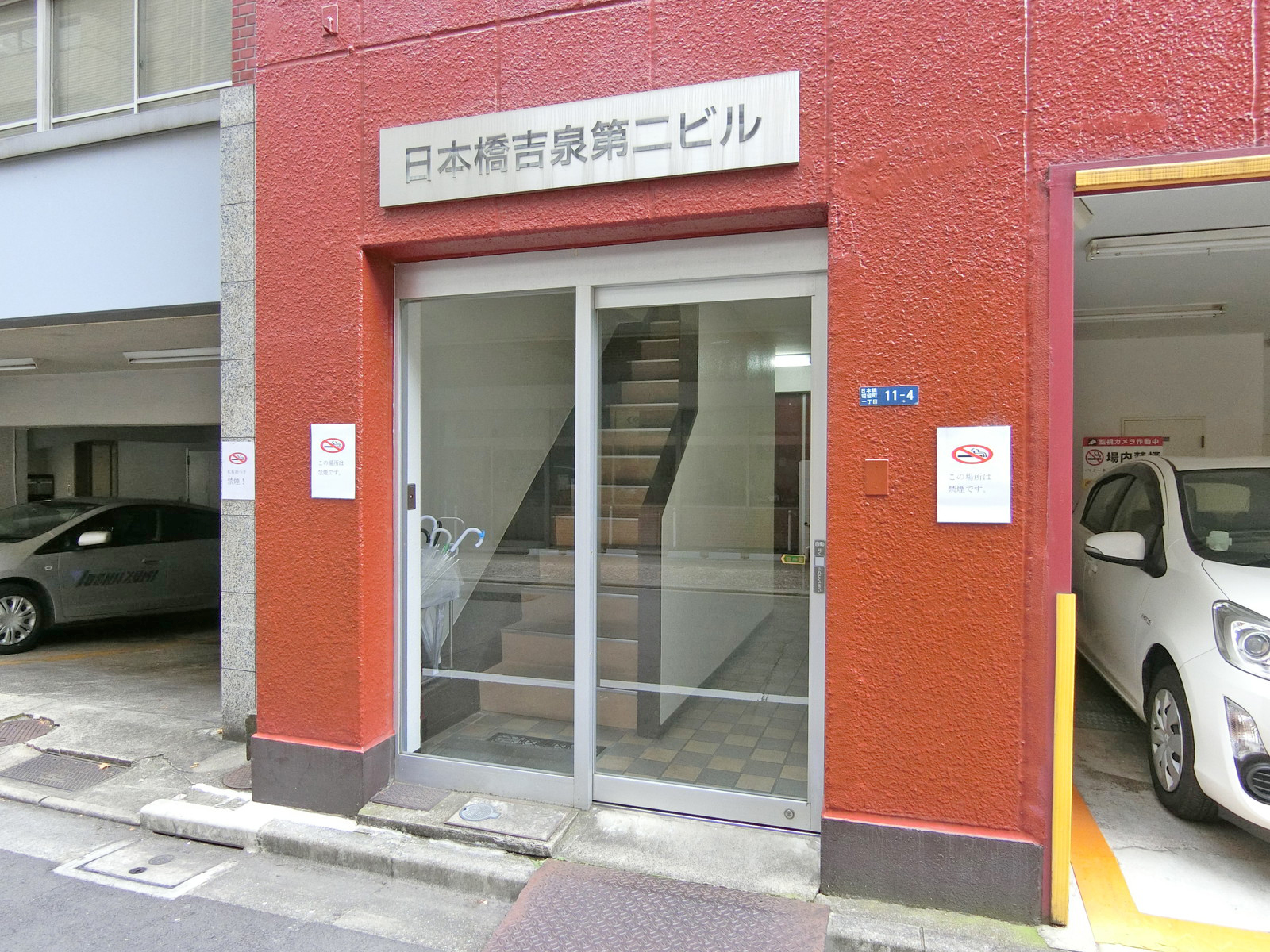オフィスビル出入り口