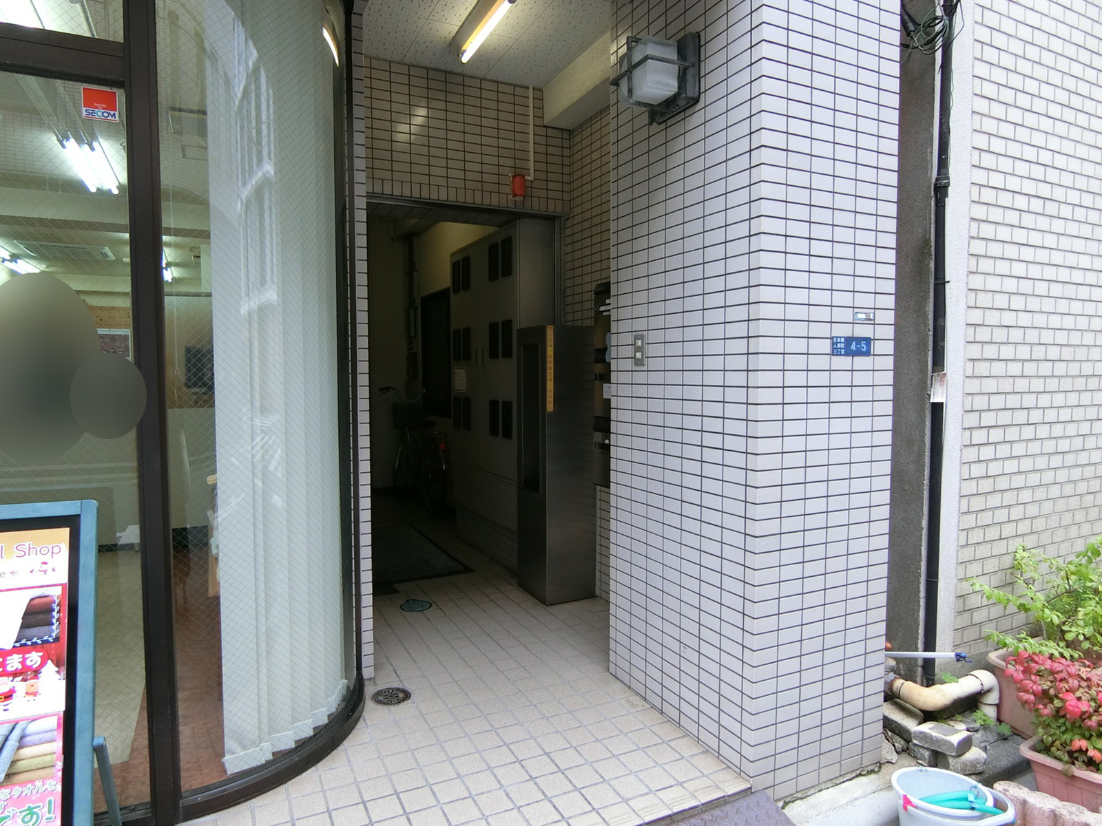 オフィスビル出入口