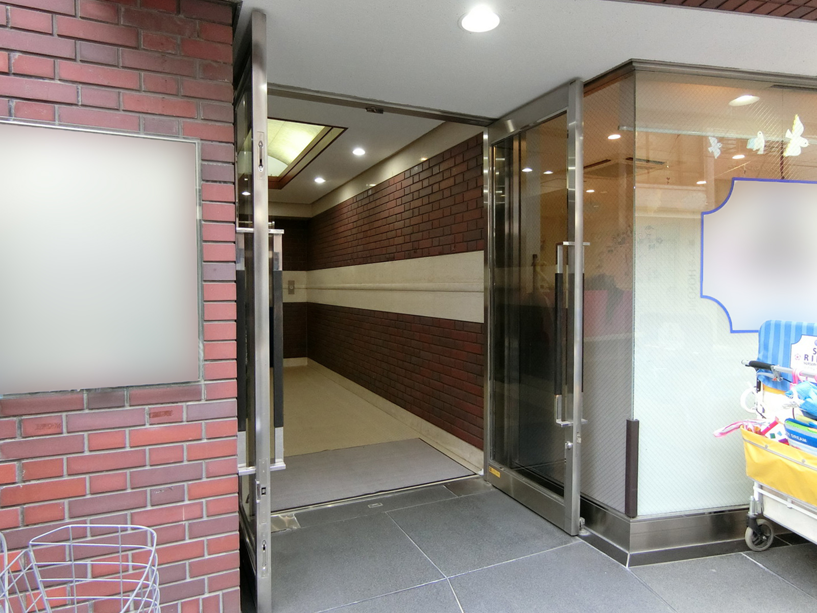 オフィスビル出入口