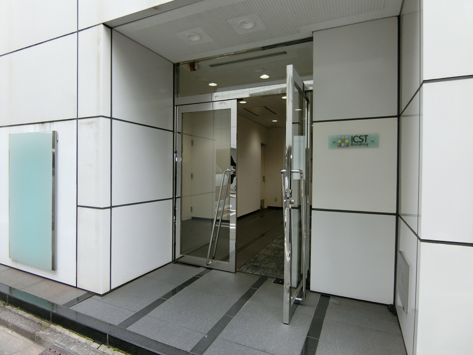 オフィスビル出入口