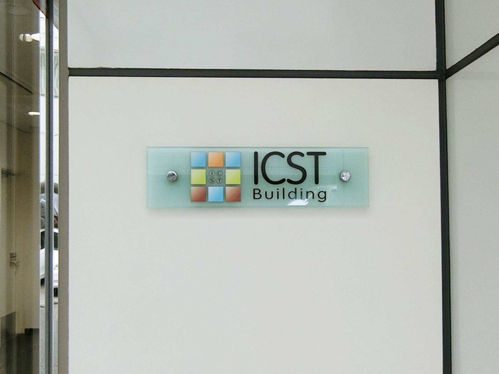 ネームプレート：ICSTビル