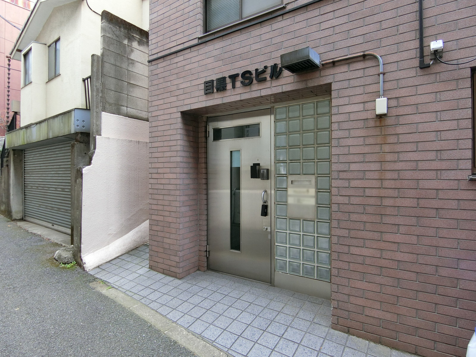 オフィスビル入り口