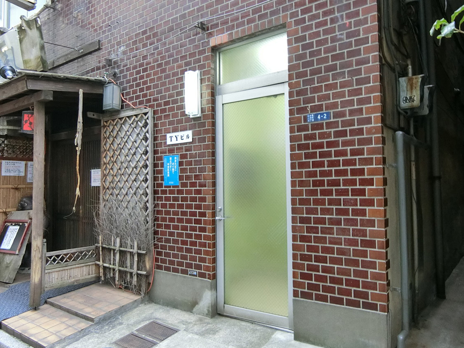 オフィスビル出入口
