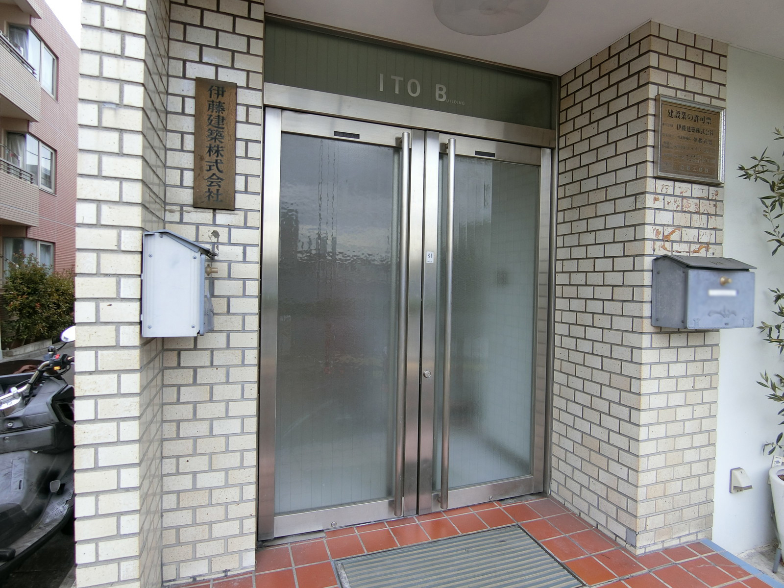 オフィスビル入り口