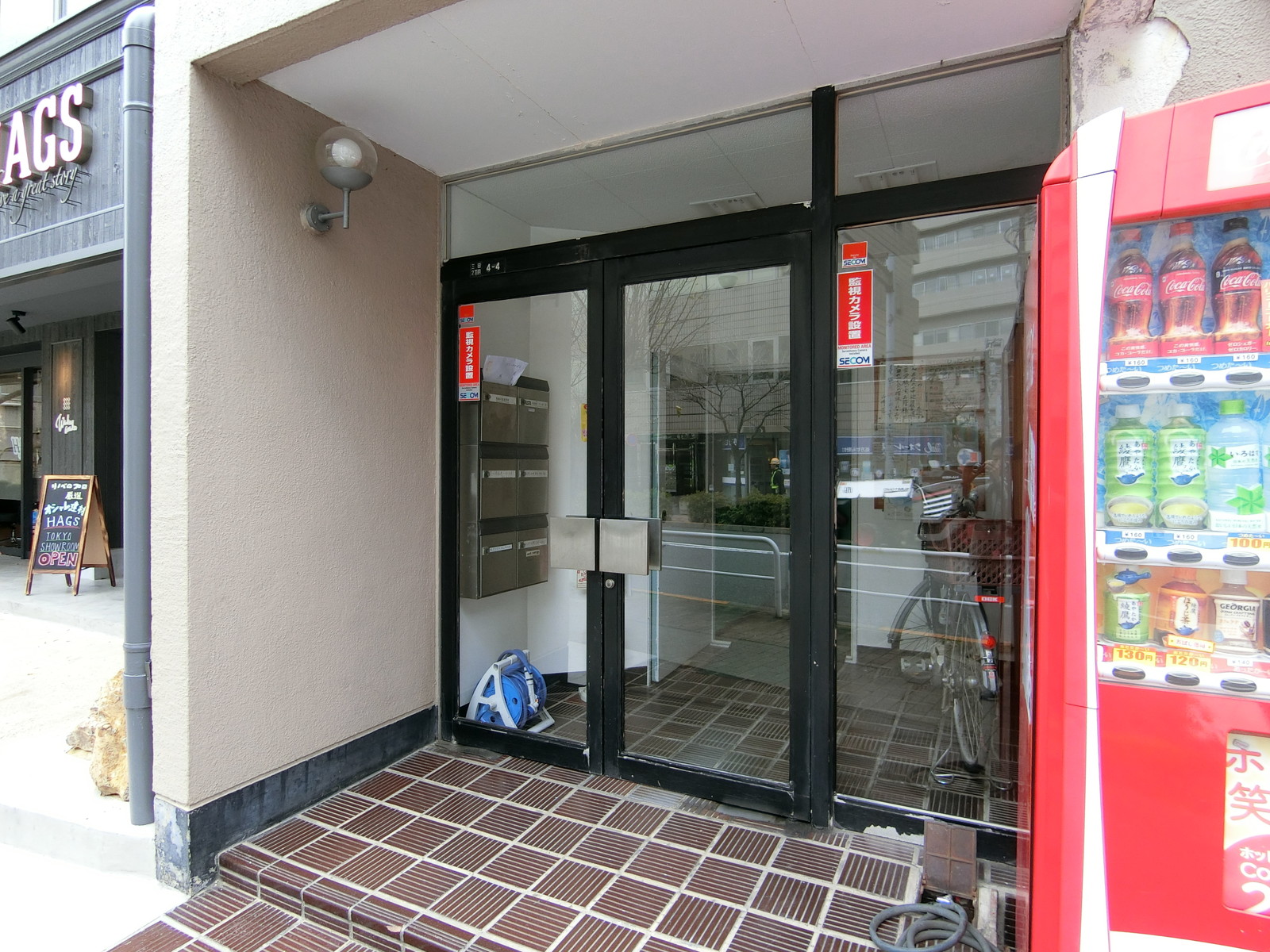 オフィスビル入り口