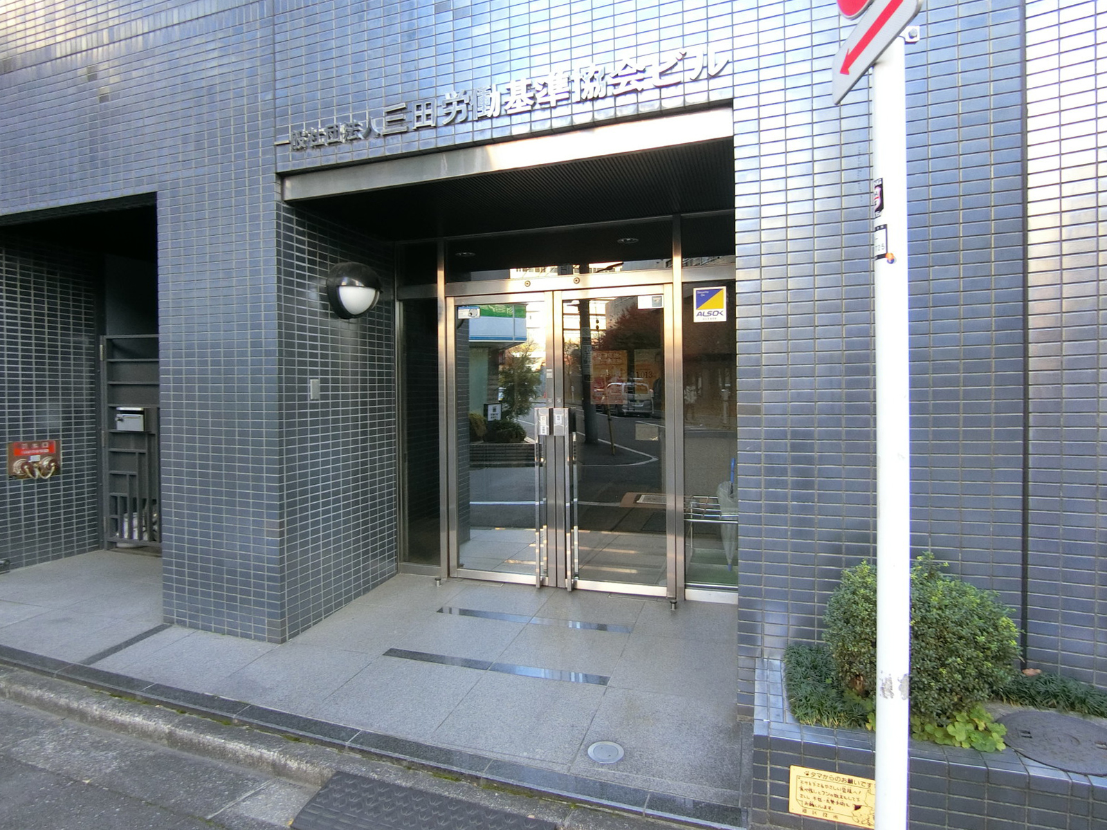 オフィスビル出入口