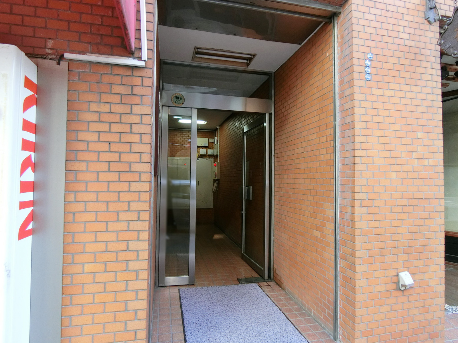オフィスビル出入口