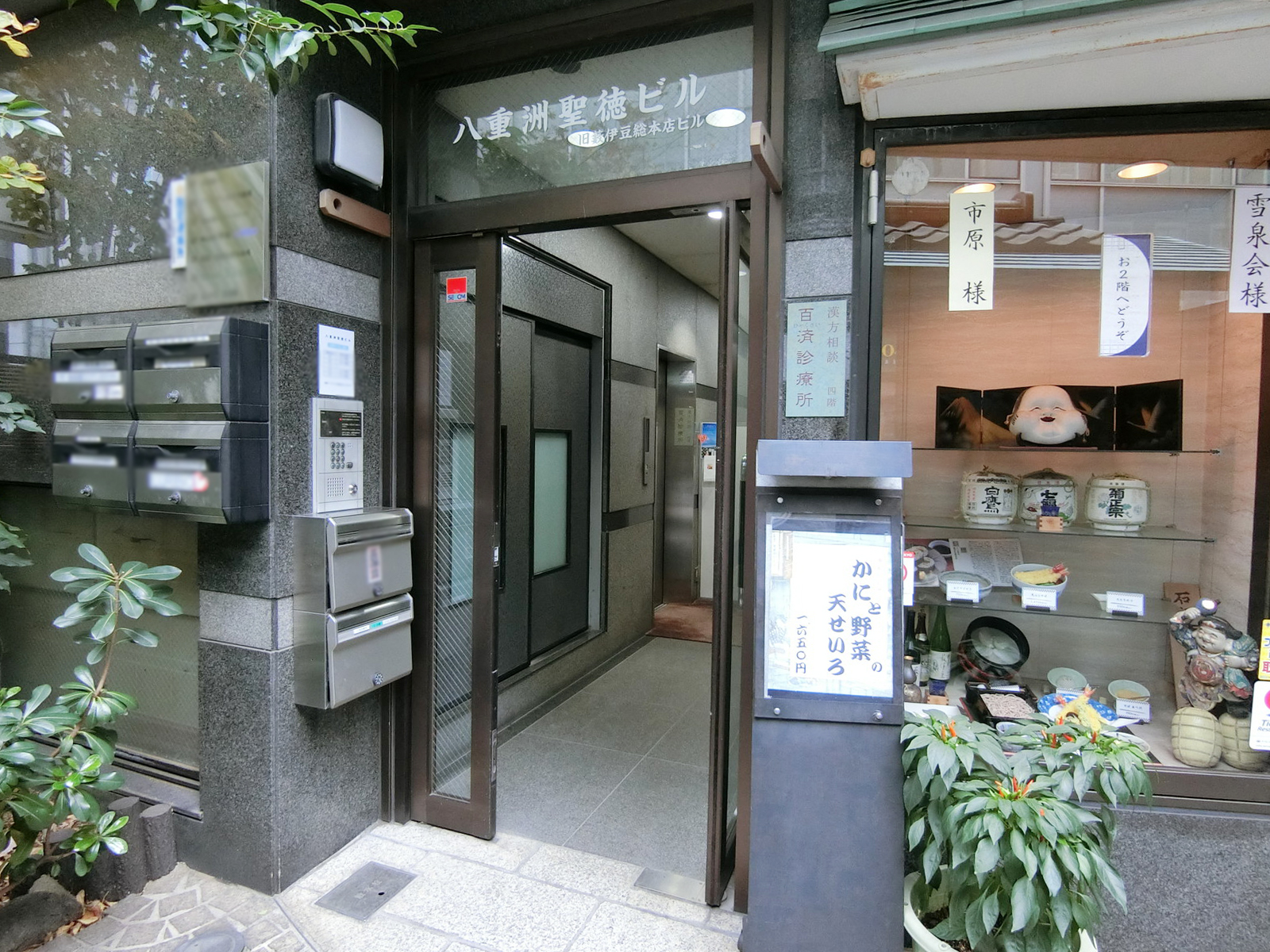 オフィスビル出入口