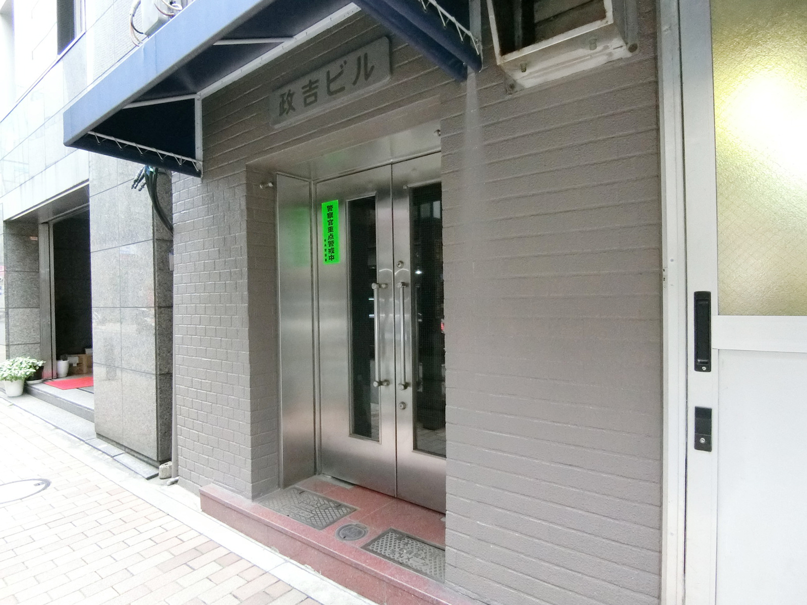 オフィスビル出入口