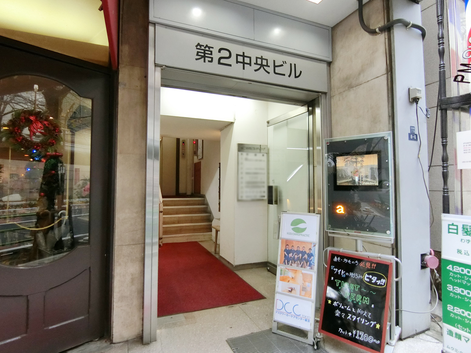 オフィスビル出入口