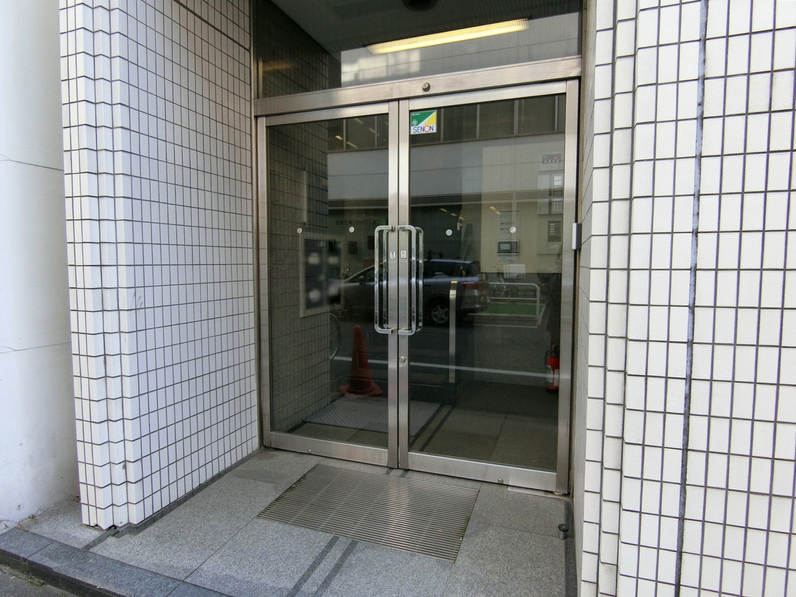 オフィスビル出入口