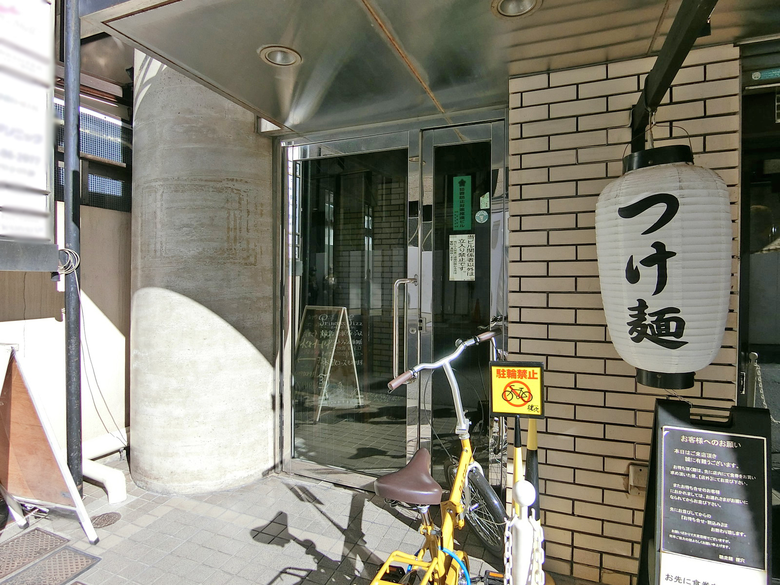 オフィスビル出入口