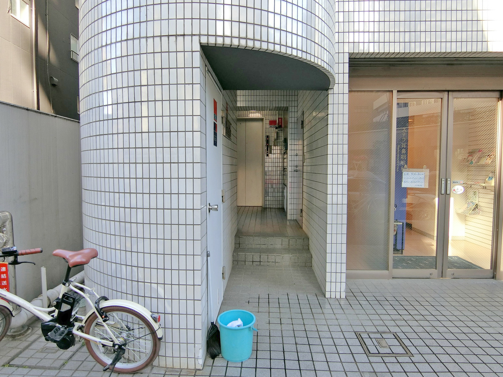 オフィスビル出入口