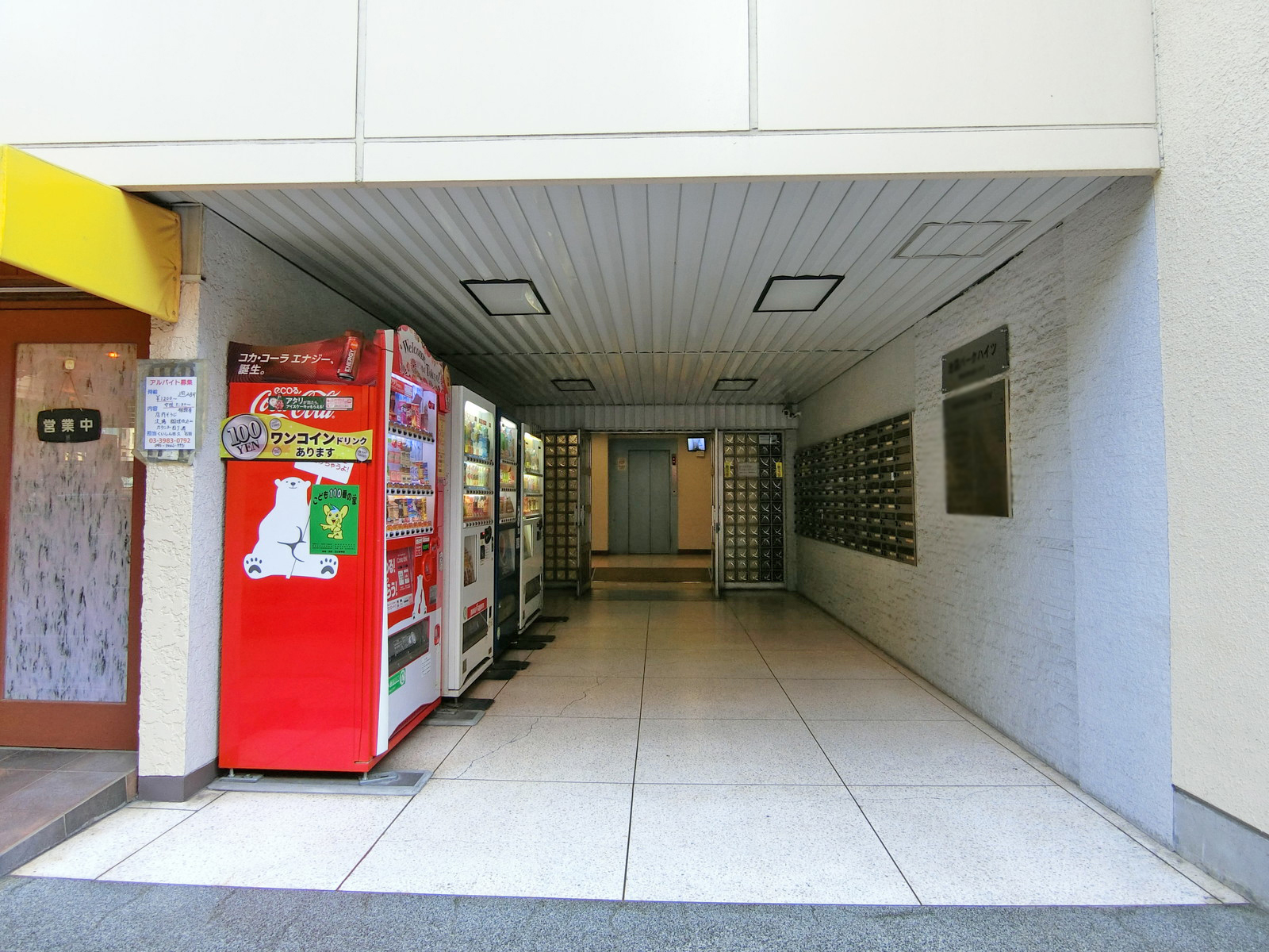 オフィスビル出入口