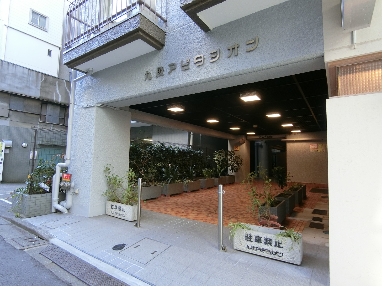 オフィスビル出入り口