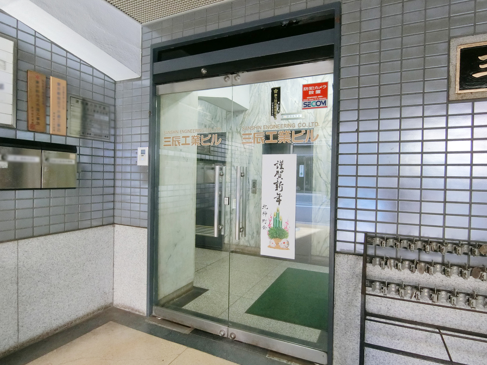 オフィスビル出入口