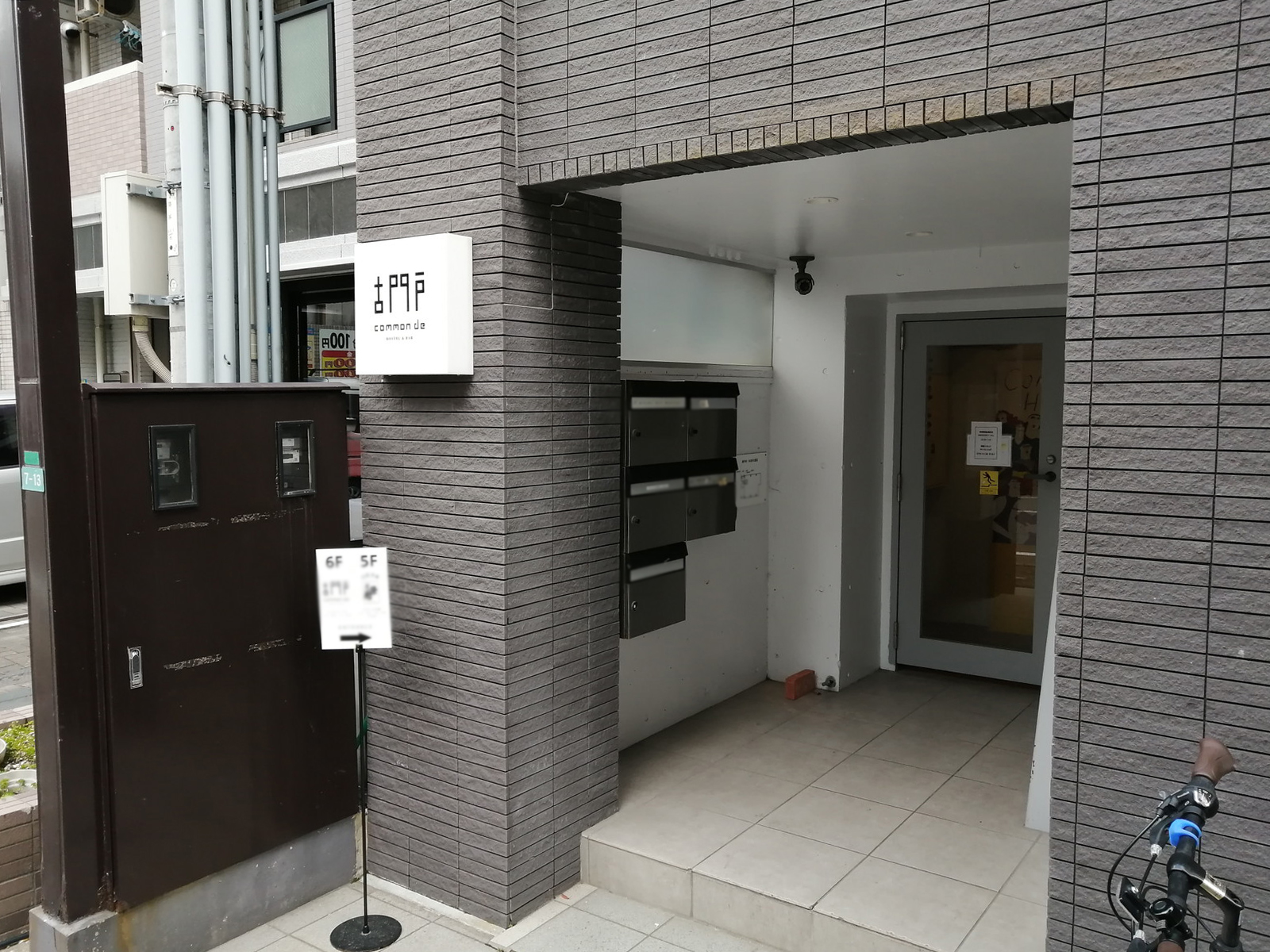 オフィスビル出入口