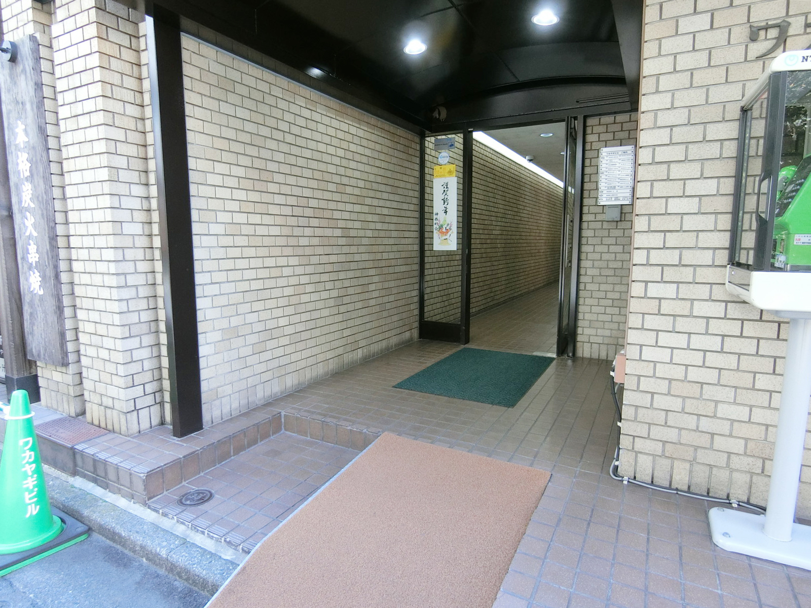 オフィスビル出入口