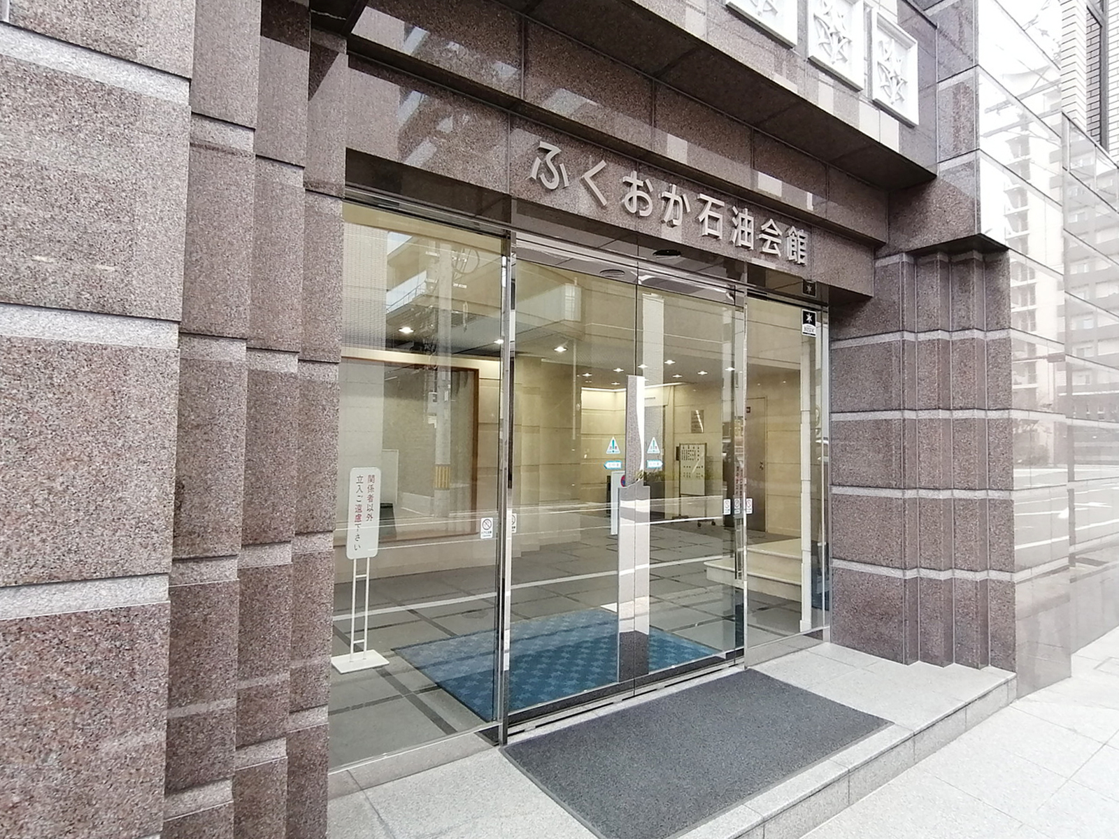 オフィスビル出入口