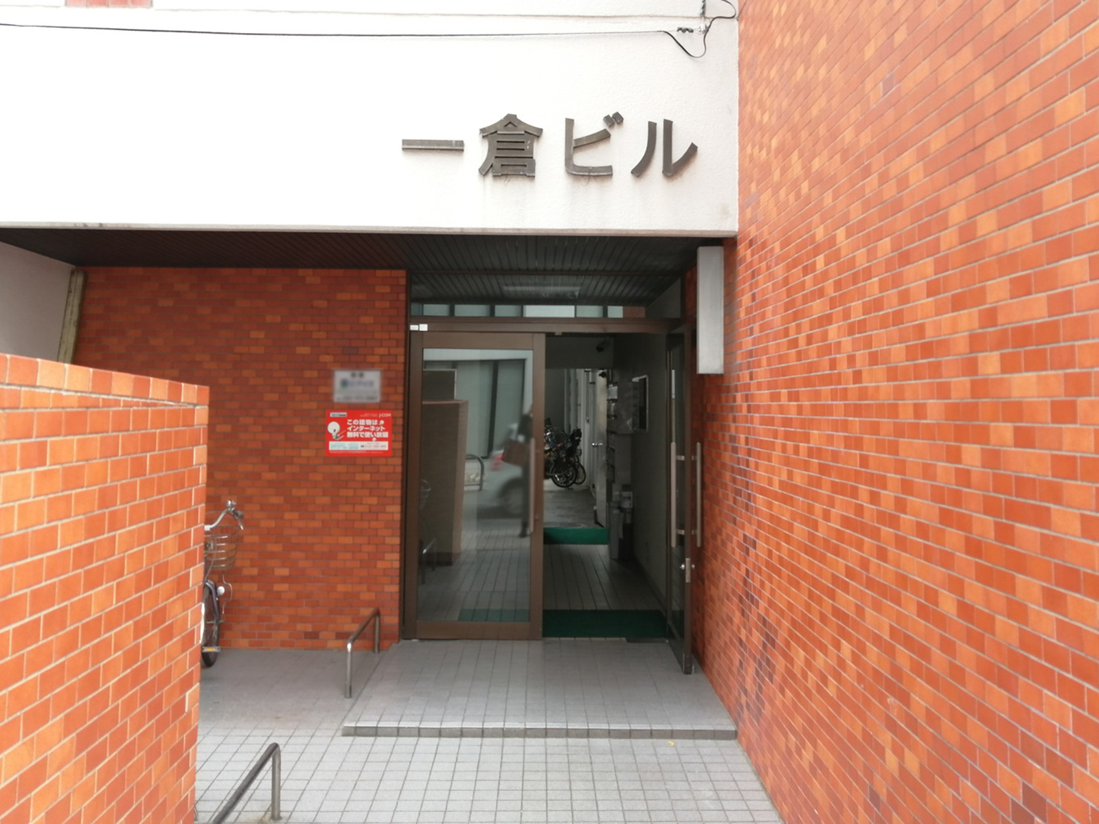オフィスビル出入口
