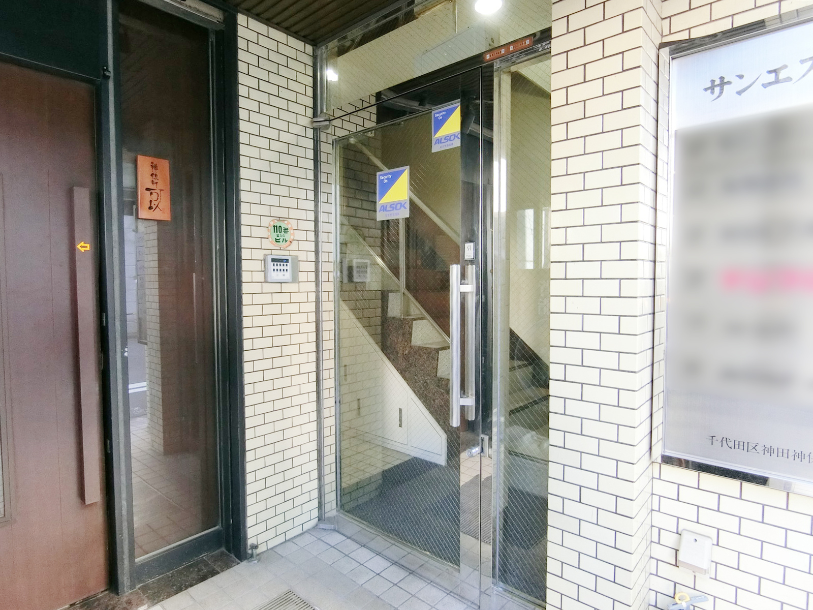 オフィスビル出入口